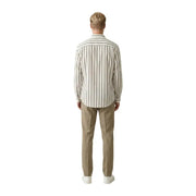 Un homme portant une chemise à manches longues boutonnée beige et gris foncé à rayures verticales Gianni Lupo chemise homme