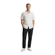 Chemise blanche en lin à manches courtes, col classique et fermeture boutonnée sur le devant. gianni lupo chemise homme