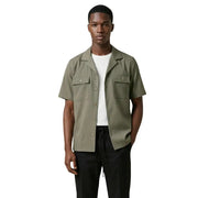 Gianni Lupo Chemise homme vert olive à manches courtes, boutonnée, avec deux poches poitrine et col.