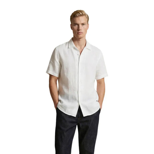 Chemise blanche en lin à manches courtes, col classique et fermeture boutonnée sur le devant. Gianni Lupo chemise homme