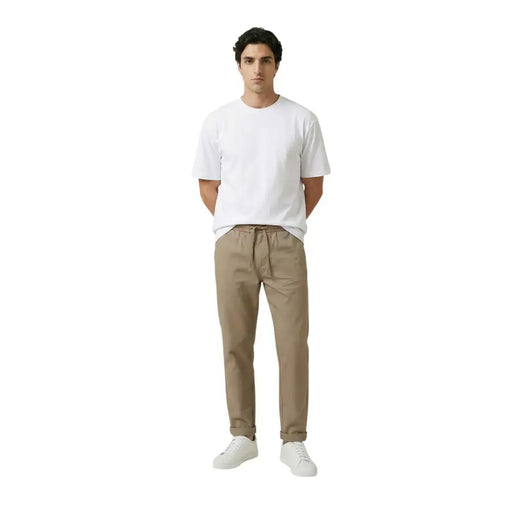 Pantalon beige en coton à cordon de serrage, coupe décontractée et ourlets roulés, associé à gianni lupo t-shirt blanc à manches courtes