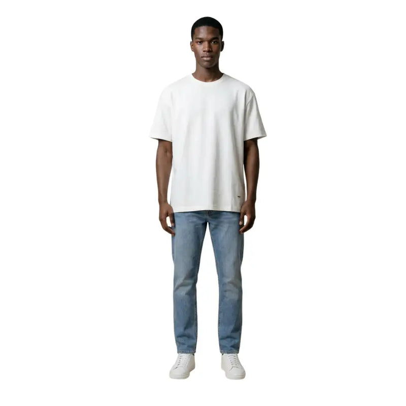 Gianni Lupo T-shirt homme blanc à col rond, 100 % coton, à la texture subtile et au petit logo en bas à gauche.