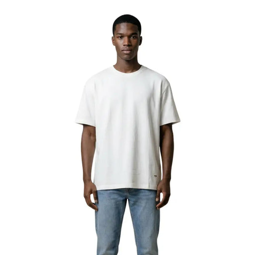 Gianni Lupo T-shirt homme blanc à col rond, 100 % coton, coupe décontractée et logo discret en bas à gauche.