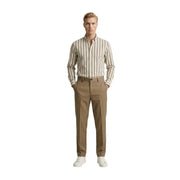 Un homme portant gianni lupo Pantalon stretch beige en polyester viscose, porté avec une chemise à rayures beiges et blanches