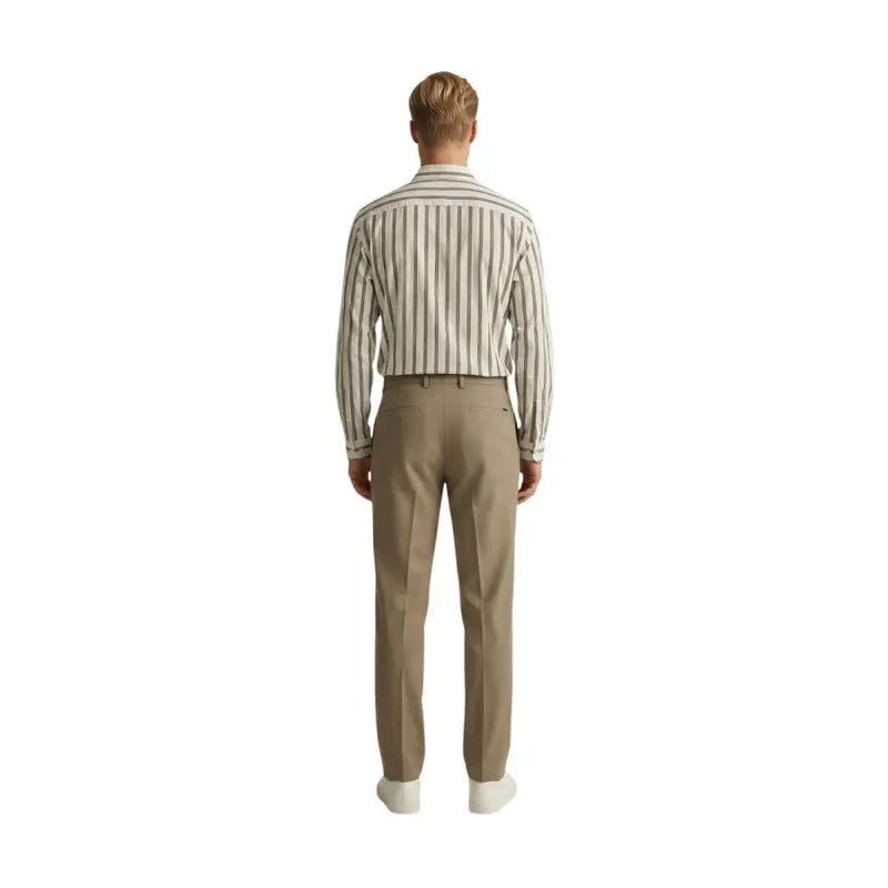 Un homme portant gianni lupo Pantalon stretch beige en polyester viscose, porté avec une chemise à rayures beiges et noires