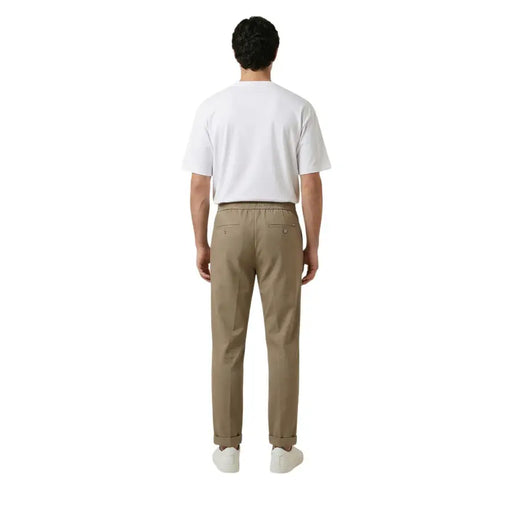 Pantalon chino kaki par Gianni Lupo Chemise pour homme à la coupe décontractée et aux poignets retroussés, en coton résistant.