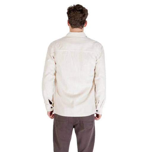 Men’s beige long-sleeved shirt and brown pants paired with Gianni Lupo blazer for fall winter