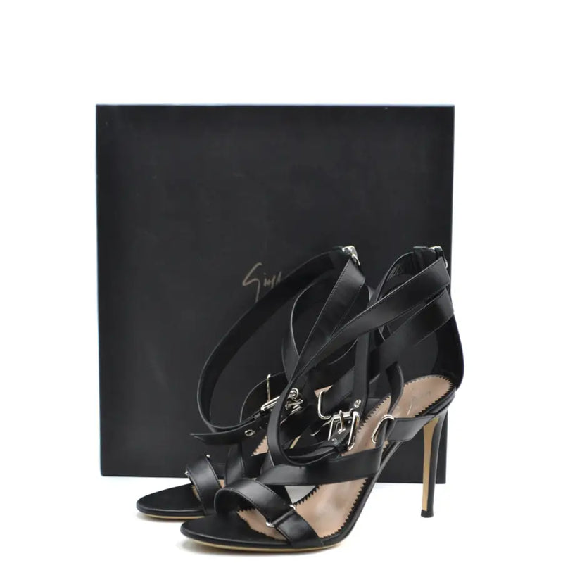 Sandales à talons aiguilles Giuseppe Zanotti en cuir noir, ornées de boucles argentées et d'une fermeture éclair, pour une allure élégante.
