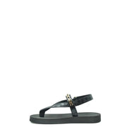 Sandales Giuseppe Zanotti pour homme, en cuir noir, avec entre-doigts en cuir noir façon crocodile et boucle logo dorée.