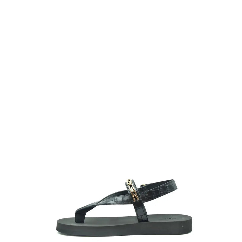 Sandales Giuseppe Zanotti pour homme, en cuir noir, avec entre-doigts en cuir noir façon crocodile et boucle logo dorée.