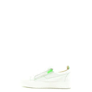 Baskets Giuseppe Zanotti pour homme en cuir blanc avec fermeture éclair, détail vert fluo et semelle épaisse blanche.