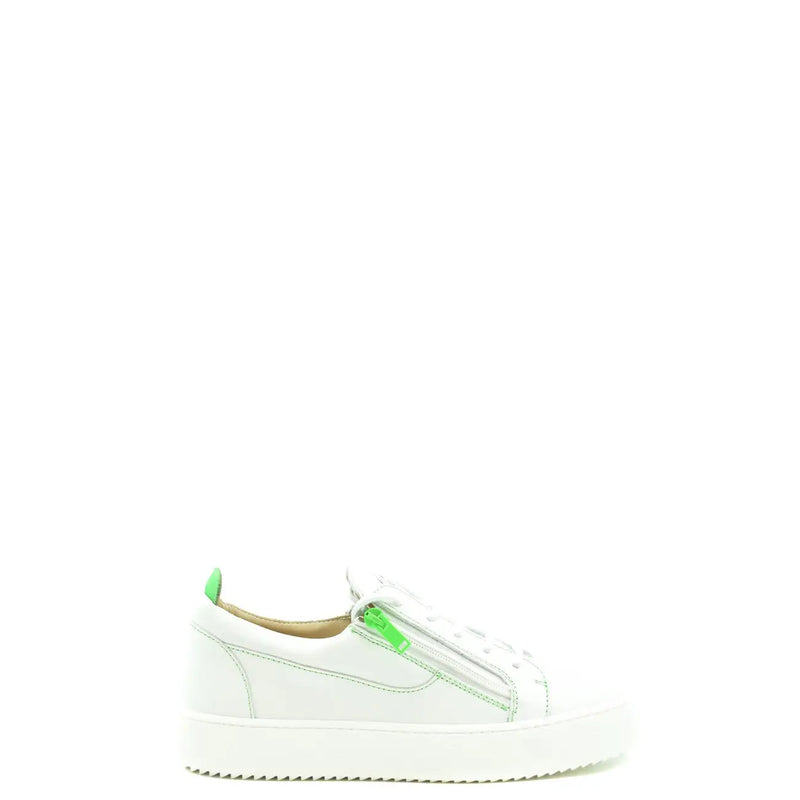 Baskets slip-on Giuseppe Zanotti pour homme en cuir blanc avec fermeture éclair vert fluo et languette assortie au talon.