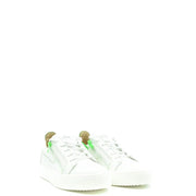 Baskets slip-on Giuseppe Zanotti pour homme, en cuir blanc, avec fermeture éclair vert fluo sur le côté.
