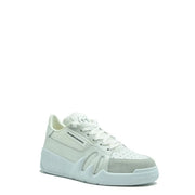 Baskets Giuseppe Zanotti pour homme en cuir blanc, dotées d'une empeigne en mesh blanc et gris clair perforé et d'une semelle épaisse.