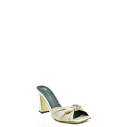 Mules Giuseppe Zanotti en cuir blanc à talon bloc, bout carré et détail nœud papillon, inspirées des mules en cuir beige.