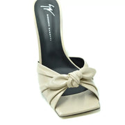 Mule sandale Giuseppe Zanotti en cuir beige, bout carré et détail nœud papillon, style mules à talon bloc en cuir blanc