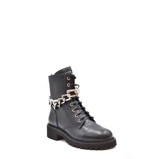 Bottine en cuir noir signée Giuseppe Zanotti, ornée d'une chaînette argentée à la cheville et d'une fermeture éclair latérale.