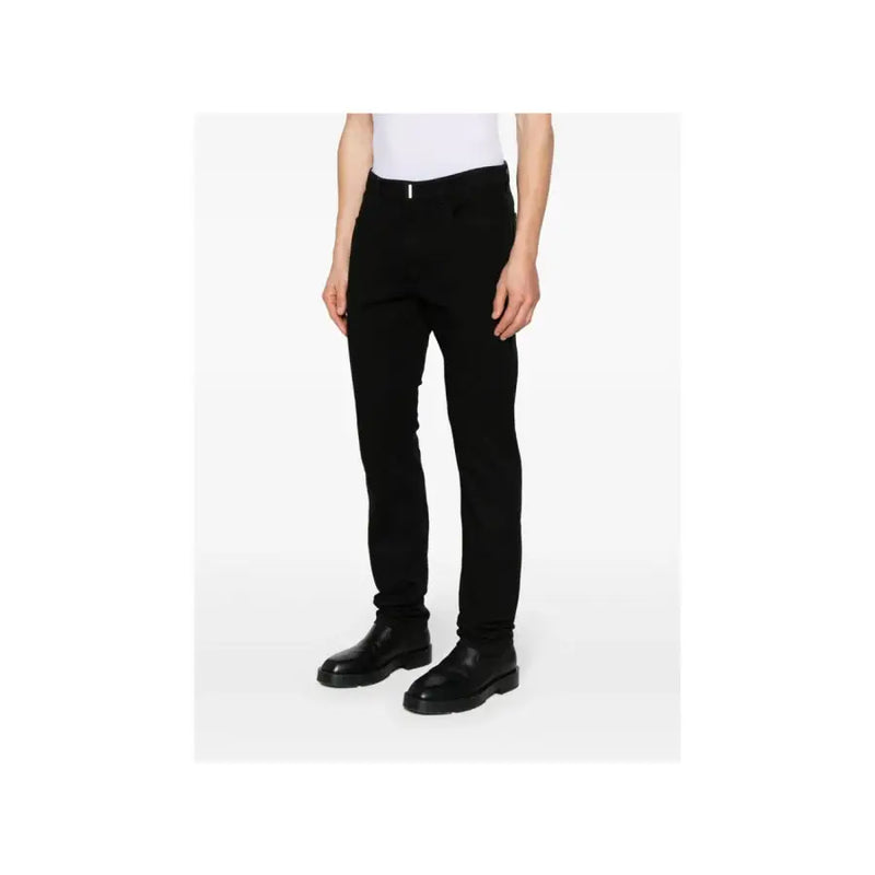 Jean Givenchy pour homme en denim stretch noir, coupe slim, au design moderne et épuré, orné de surpiqûres discrètes.