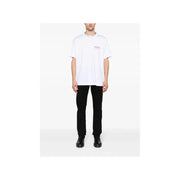 Blanc surdimensionné t-shirt avec un petit logo étoile rouge associé à un jean slim stretch noir Givenchy pour homme