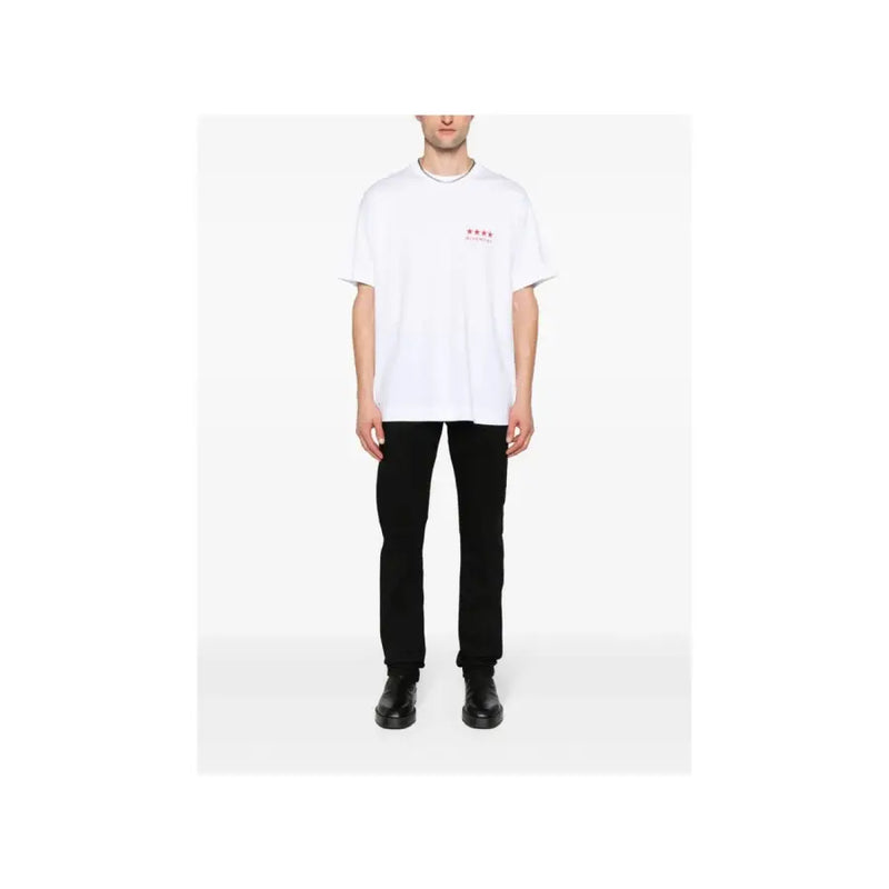 Blanc surdimensionné t-shirt avec un petit logo étoile rouge associé à un jean slim stretch noir Givenchy pour homme