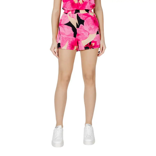 Short taille haute en viscose verte à fleurs avec poches, dos rose vif