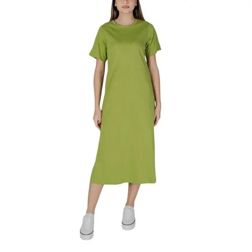 Vert midi t-shirt robe de B.young avec un col rond
