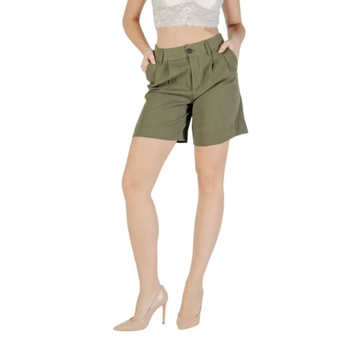 Olive green viscose blend pleated shorts for women with button closure and side pockets