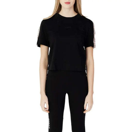 Guess Active noir à manches courtes en coton beige t-shirt avec des rayures blanches autour du logo