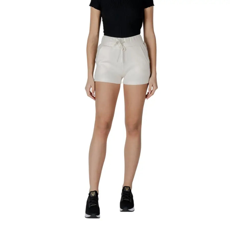 Guess Active Short taille haute couleur crème avec ceinture à cordon de serrage