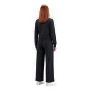 Noir guess active Pantalon droit Lyra pour femme, associé à un sweat-shirt à manches longues coupe décontractée avec poignets côtelés.