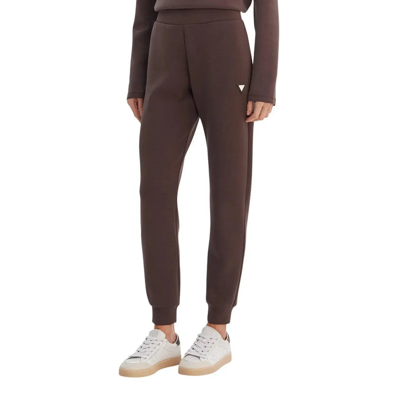 Guess Active Pantalon de jogging long marron pour femme, en tissu modal doux et extensible, avec un logo triangulaire discret sur la cuisse.