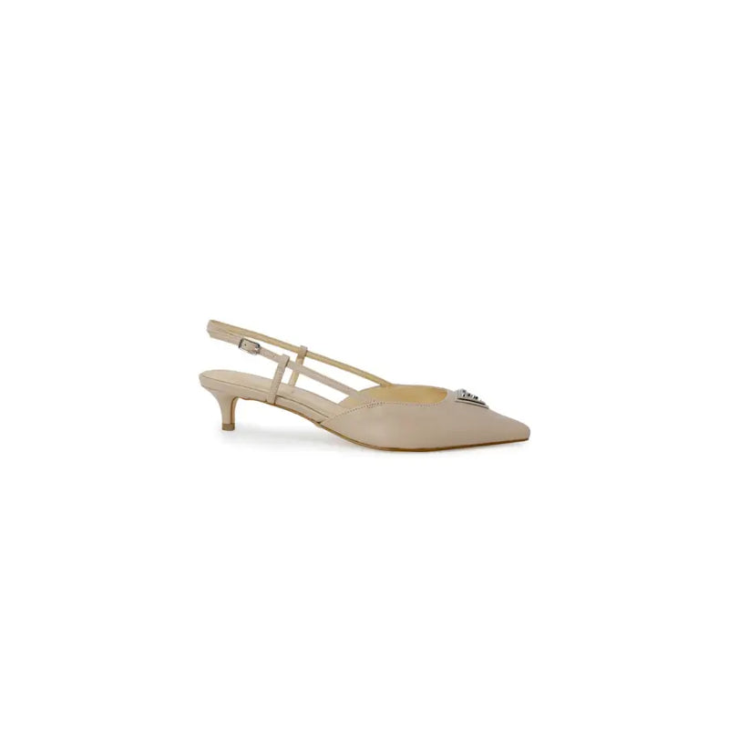 Guess Escarpin beige en cuir à bout pointu et bride arrière, orné d'une fine bride cheville et d'un petit nœud métallique, pointure 4