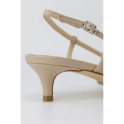 Guess Sandale à brides en cuir beige avec boucle argentée et petit talon arrondi, vue de dos