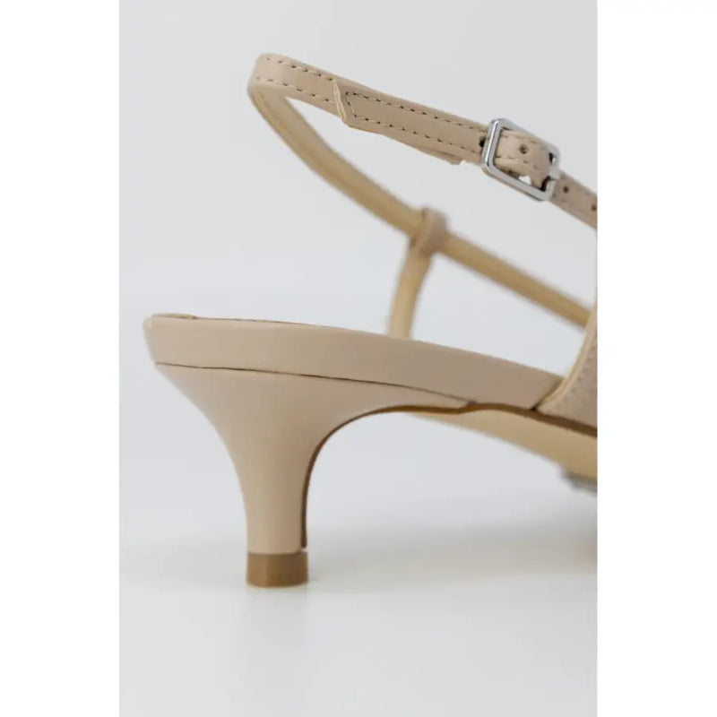 Guess Sandale à brides en cuir beige avec boucle argentée et petit talon arrondi, vue de dos