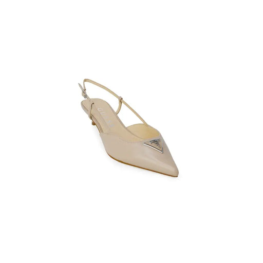 Escarpins Prada à bride arrière en cuir verni beige, ornés d'un logo triangulaire métallique vu de l'arrière.