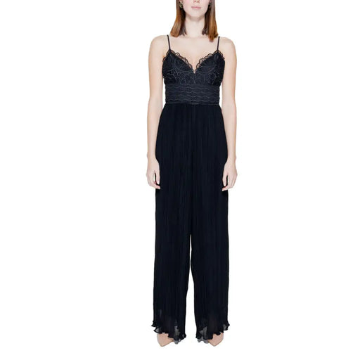 Guess black lace and pleated jumpsuit with thin spaghetti straps and sweetheart neckline for elegant occasions
