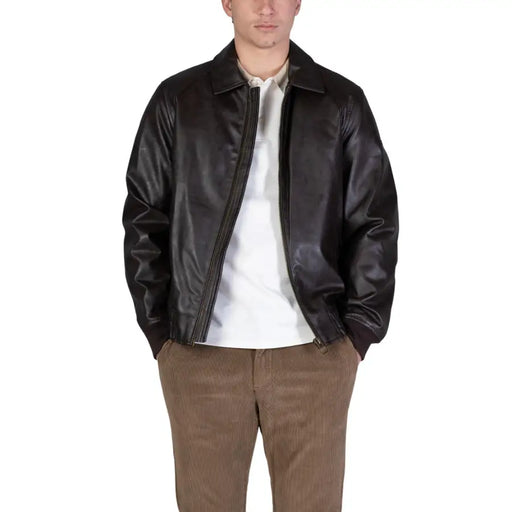 Guess Blouson aviateur homme en polyuréthane marron, col classique et fermeture éclair sur le devant, taille L (vue de face)