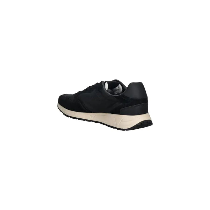 Guess Baskets noires pour homme, style slip-on, en daim noir avec semelle intermédiaire crème et semelle extérieure en caoutchouc noir.