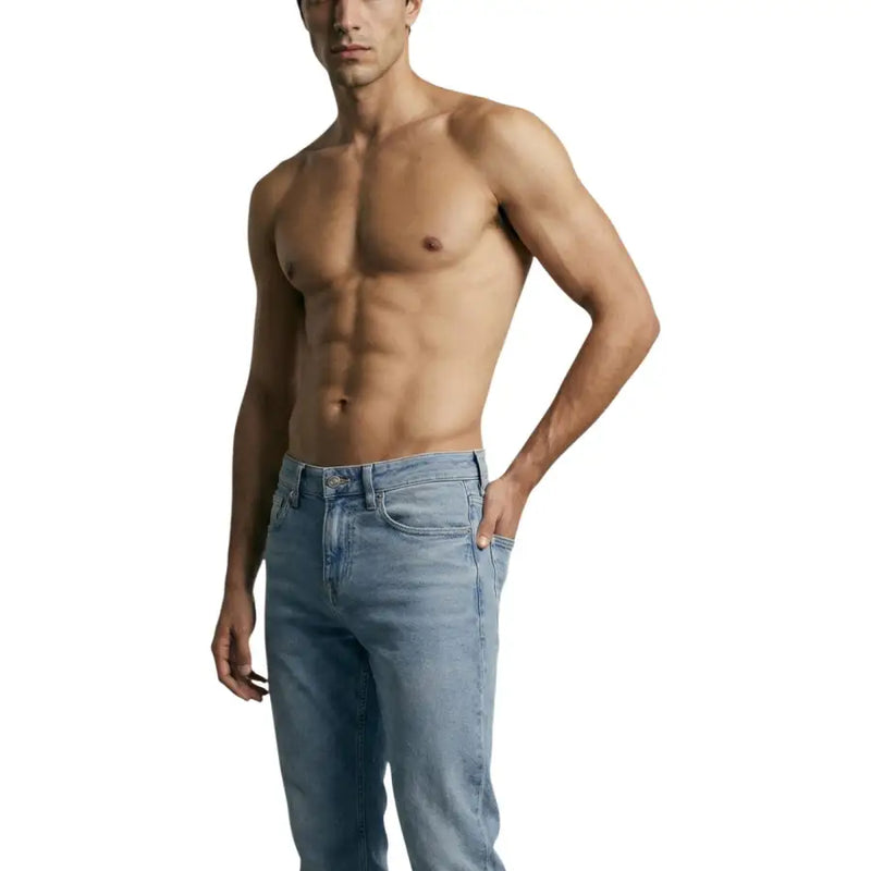 Jeans en denim délavé clair par Guess pantalon pour homme avec une coupe classique à cinq poches et une jambe droite en coton stretch