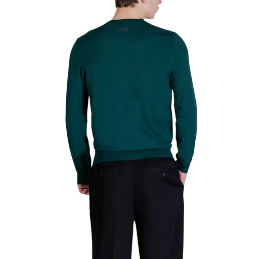 vert foncé Guess Pull homme à manches longues et col rond en maille, mélange de viscose, avec logo discret de la marque au niveau du col.