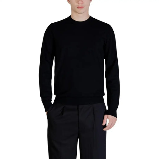 Guess Pull Kadir Tech noir à manches longues et col rond, coupe confortable, en maille pour homme