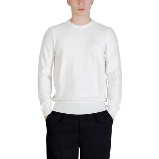 Guess Pull Karim beige à col rond pour homme, en maille, avec poignets et ourlet côtelés discrets.