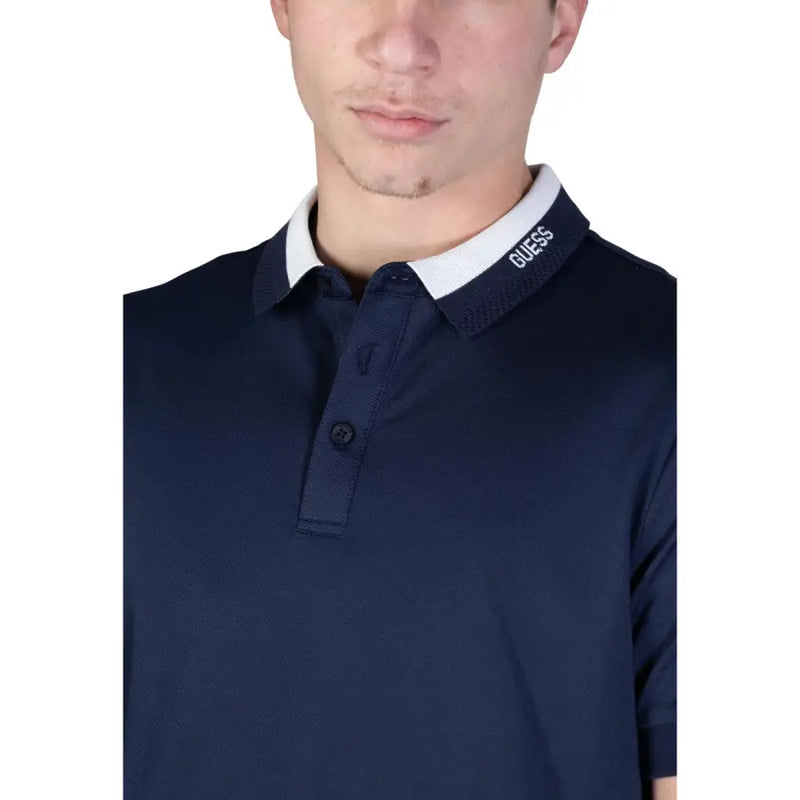 Guess polo homme bleu marine en coton à manches courtes avec col blanc et Guess logo brodé sur le bord intérieur du col