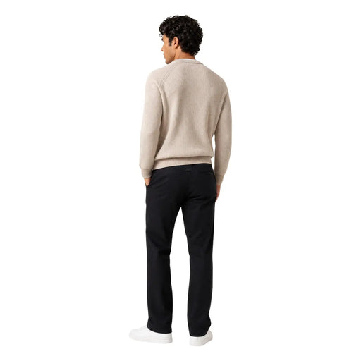 Pull beige en maille côtelée à manches longues et col rond, associé à Guess pantalon noir en coton pour homme, coupe droite