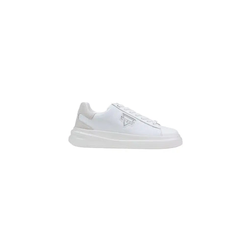 Guess Baskets homme en daim blanc, au design minimaliste et élégant, ornées d'un logo argenté discret et de lacets sportifs.