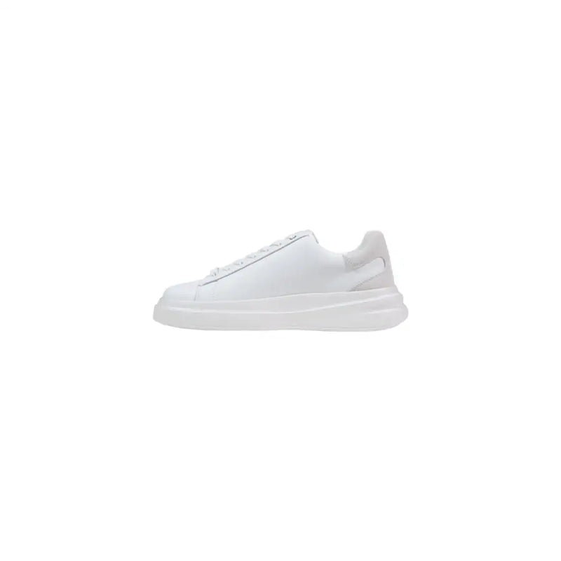 cuir blanc Guess Baskets pour hommes avec semelle épaisse et design minimaliste pour un style sport-décontracté