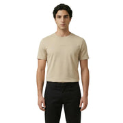 Beige Guess hommes t-shirt Confectionné dans un tissu doux et orné d'un logo brodé discret sur la poitrine, idéal pour une tenue décontractée.
