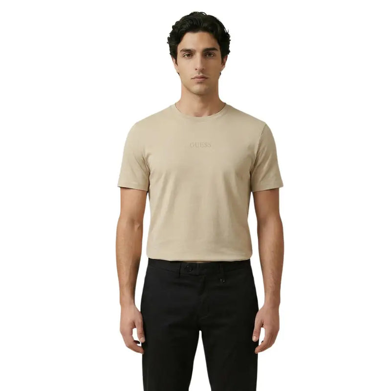 Beige Guess hommes t-shirt Confectionné dans un tissu doux et orné d'un logo brodé discret sur la poitrine, idéal pour une tenue décontractée.
