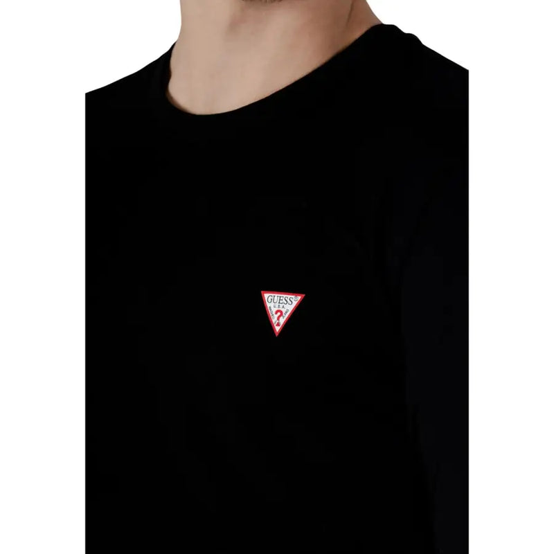 Noir Guess hommes t-shirt avec un petit logo triangulaire rouge brodé sur la poitrine en tissu de coton