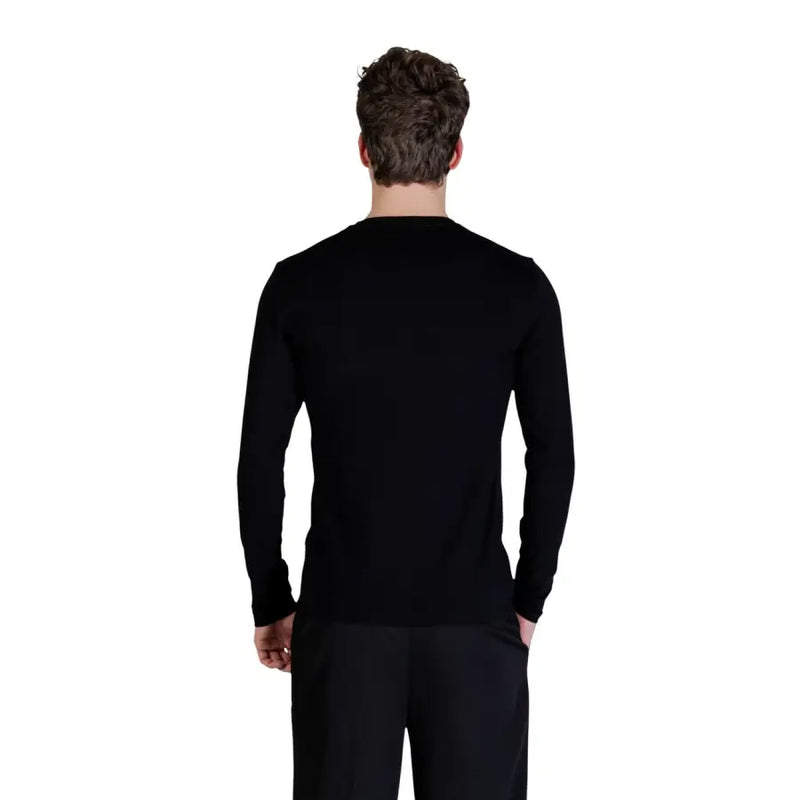 Guess Pull noir à manches longues et col rond pour homme, confectionné dans un tissu confortable et adapté aux tenues décontractées.